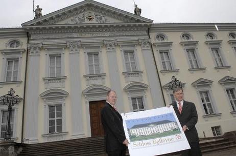 Bundespräsident Horst Köhler (r.) und Peer Steinbrück, Bundesminister der Finanzen, präsentieren eine Sonderbriefmarke vor dem Schloss Bellevue.