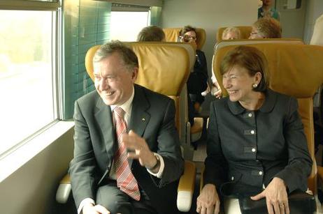 Bundespräsident Horst Köhler und seine Frau Eva Luise während einer Fahrt im Transrapid.