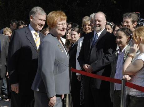 Bundespräsident Horst Köhler und Tarja Halonen, Präsidentin Finnlands, im Gespräch mit Zuschauern im Park von Schloss Bellevue.