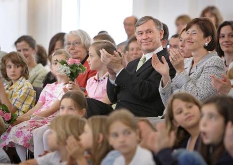 Bundespräsident Horst Köhler und seine Frau Eva Luise zwischen Kindern während einer Veranstaltung im Schloss Bellevue.