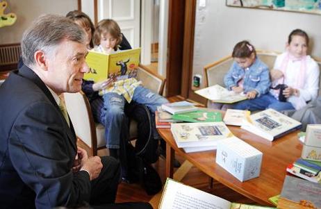 Bundespräsident Horst Köhler zwischen Kindern beim Vorlesen von Geschichten im Schloss Bellevue.