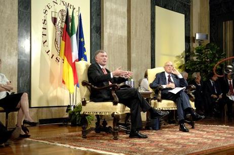 Bundespräsident Horst Köhler und Giorgio Napolitano, Präsident Italiens (r.), während einer Diskussion mit Studenten der Universität Siena (Universitas Senarum).