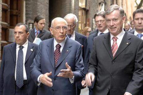 Bundespräsident Horst Köhler im Gespräch mit Giorgio Napolitano, Präsident Italiens, während eines Stadtrundganges.