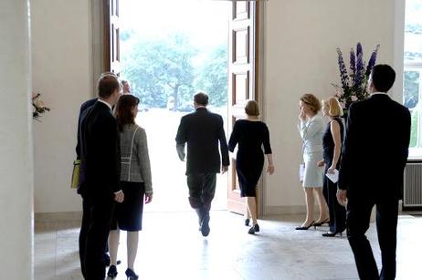 Bundespräsident Horst Köhler und seine Frau Eva Luise erwarten einen Staatsgast im Schloss Bellevue.