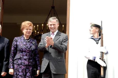 Bundespräsident Horst Köhler empfängt Vaira Vike-Freiberga, Präsidentin Lettlands, zu einem Gespräch im Schloss Bellevue (Ehrenposten).