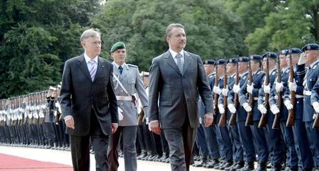 Bundespräsident Horst Köhler empfängt Branko Crvenkovski, Präsident Mazedoniens, mit militärischen Ehren im Schloss Bellevue.