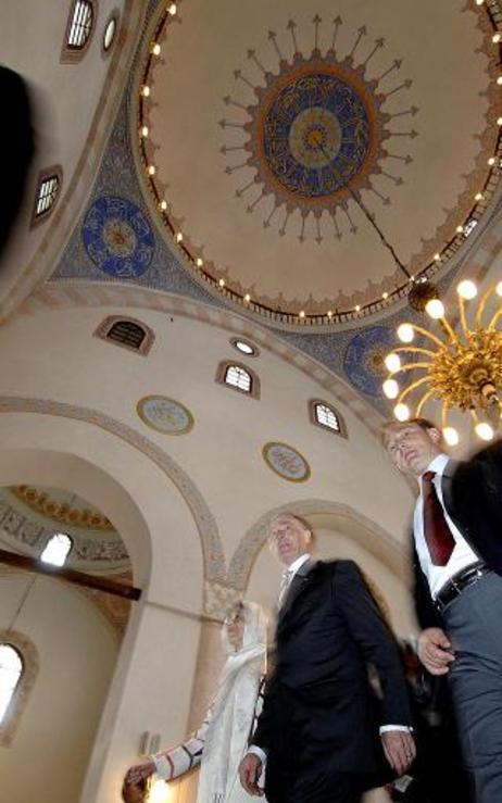 Bundespräsident Horst Köhler und seine Frau Eva Luise in der Gazi-Husrev-Beg-Moschee während eines Stadtrundgangs.