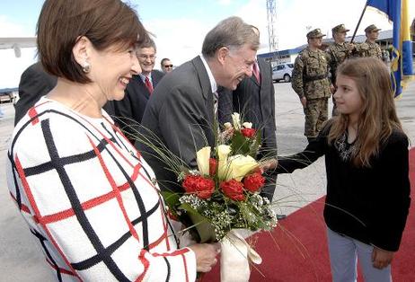 Bundespräsident Horst Köhler und seine Frau Eva Luise (mit Blumenstrauß) werden auf dem Flughafen Sarajewo von einem kleinen Mädchen begrüßt.