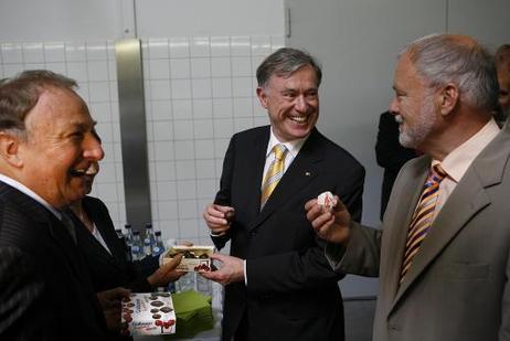 Bundespräsident Horst Köhler (M.) beim Verkosten von 'Schaumküssen' beim Rundgang durch die Firma Grabower Süßwaren (r.: Harald Ringstorff, Ministerpräsident von Mecklenburg-Vorpommern).