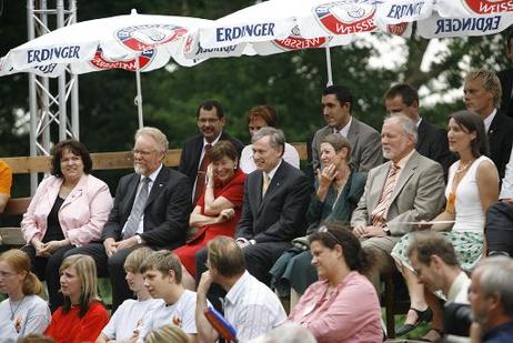 Bundespräsident Horst Köhler und seine Frau Eva Luise (mittlere Reihe M.) während einer Vorstellung des Theaters Kulturkate (2.v.r.: Harald Ringstorff, Ministerpräsident Mecklenburg-Vorpommerns).