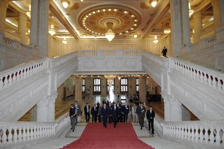 Bundespräsident Horst Köhler (vorn r.) im Gespräch mit Nicolae Vacaroiu, Präsident des Senats, im Parlamentsgebäude.