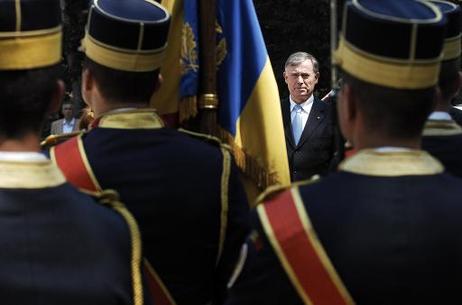 Bundespräsident Horst Köhler wird vom Präsidenten Rumäniens mit militärischen Ehren begrüßt.