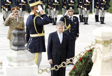 Bundespräsident Horst Köhler legt am Grabmal des Unbekannten Soldaten einen Kranz nieder.