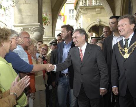 Bundespräsident Horst Köhler wird von Bürgern auf dem Prinzipalmarkt begrüßt (r.: Berthold Tillmann, Oberbürgermeister von Münster).