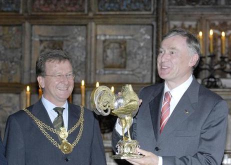 Bundespräsident Horst Köhler mit dem Goldenen Hahn, einem Ehrentrunkgefäß, im Friedenssaal des Rathauses (l.: Berthold Tillmann, Oberbürgermeister von Münster).