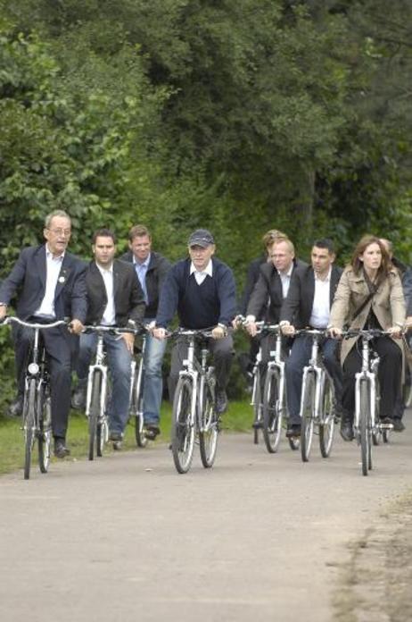 Bundespräsident Horst Köhler (vorn M.) fährt auf einem Fahrrad zu Stationen der Skulpturen-Ausstellung 'skulptur projekte münster 07' (l.: Kasper König, Kurator der Ausstellung).