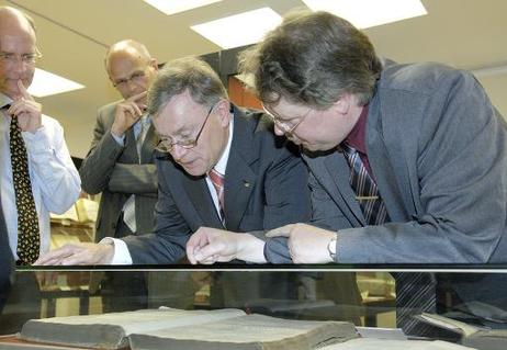 Bundespräsident Horst Köhler (l.) im Gespräch mit Holger Strutwolf, Leiter des Bibelmuseums der Universität Münster, an einer Glasvitrine im Bibelmuseum.