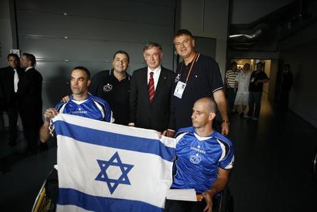 Bundespräsident Horst Köhler mit Vertretern der deutschen und der israelischen Nationalmannschaften in der Rittal Arena.