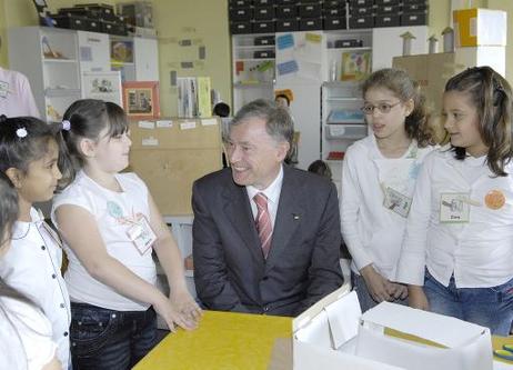 Bundespräsident Horst Köhler im Gespräch mit Schülerinnen in der Lernwerkstatt der Grundschule Kleine Kielstraße.