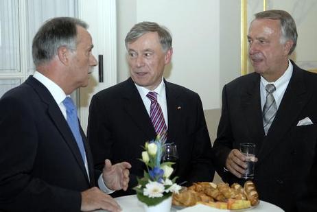 Bundespräsident Horst Köhler im Gespräch mit Klaus-Dieter Lehmann, Präsident der Stiftung Preußischer Kulturbesitz (l.) und Staatsminister Bernd Neumann, Beauftragter der Bundesregierung für Kultur und Medien, am Rande eines Festaktes.