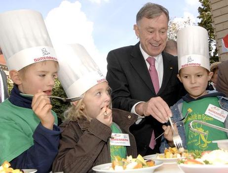 Bundespräsident Horst Köhler im Gespräch mit Kindern am Rande der Übergabe der Erntekrone.