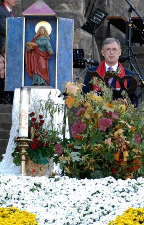 Bundespräsident Horst Köhler während einer Rede anlässlich einer Bistumswallfahrt zum 800. Geburtstag der heiligen Elisabeth von Thüringen vor dem Erfurter Dom.