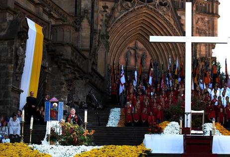 Bundespräsident Horst Köhler während einer Rede anlässlich einer Bistumswallfahrt zum 800. Geburtstag der heiligen Elisabeth von Thüringen vor dem Erfurter Dom.