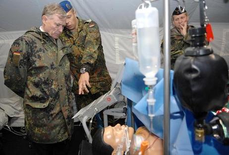 Bundespräsident Horst Köhler überzeugt sich an einem Behandlungsplatz von der Funktionalität luftgestützter Zelte.