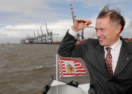 Bundespräsident Horst Köhler während einer Schiffstour mit dem Schiff 'Oceana' vom Fischereihafen zur Seebäderkaje.