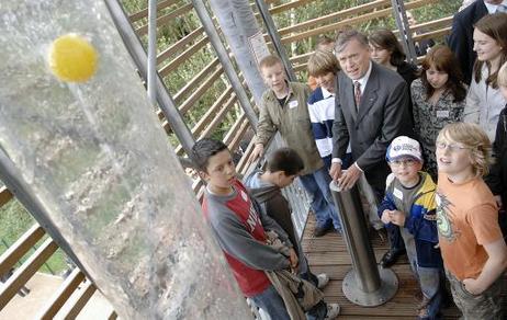 Bundespräsident Horst Köhler experimentiert mit Kindern im Entdeckerpark des Universum Science Centers.