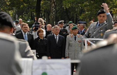 Bundespräsident Horst Köhler und seine Frau Eva Luise am Rande des Festakts aus Anlass des fünfzigjährigen Bestehens der Führungsakademie der Bundeswehr (l.: Franz Josef Jung, Bundesminister der Verteidigung; r.; Generalmajor Wolf-Dieter Löser, Kommandeue