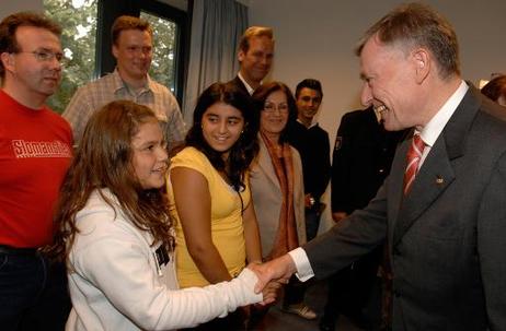 Bundespräsident Horst Köhler begrüßt eine Schülerin der Schule Slomanstieg im Polizeikommissariat 44 in Hamburg Wilhelmsdorf.