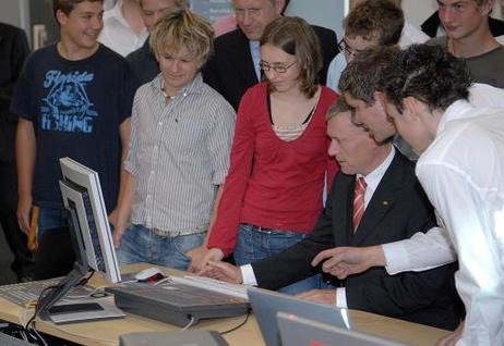 Bundespräsident Horst Köhler (M.) informiert sich auf der Sonderschau Jugend der Werkzeugmaschinenmesse EMO bei jungen Teilnehmern der DMG Trainingsakademie.