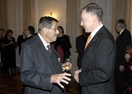 Bundespräsident Horst Köhler im Gespräch mit dem Schriftsteller Günter Grass (l.) am Rande eines Abendessens für deutsche Nobelpreisträger im Schloss Bellevue.