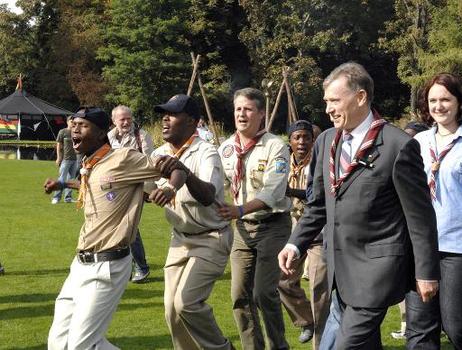 Bundespräsident Horst Köhler mit tanzenden Teilnehmern am Internationalen Pfadfinderlager im Schlosspark Bellevue.