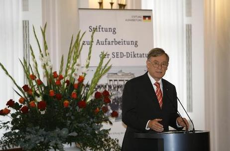 Bundespräsident Horst Köhler während einer Ansprache auf der Podiumsdiskussion im Schloss Bellevue zum Thema 'Wider die Diktatur' .