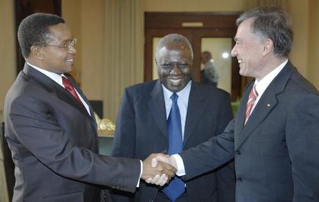 Bundespräsident Horst Köhler (r.) begrüßt Jakaya Kikwete, Präsident Tansanias, am Rande des Welternährungstages (M.: Jacques Diouf, Generaldirektor der Nahrungsmittel- und Landwirtschaftorganisation der Vereinten Nationen (FAO).