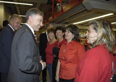 Bundespräsident Horst Köhler im Gespräch mit Mitarbeiterinnen während eines Betriebsrundgangs (l. daneben: Erich Pfister, Wirtschaftsminister Baden-Württembergs).