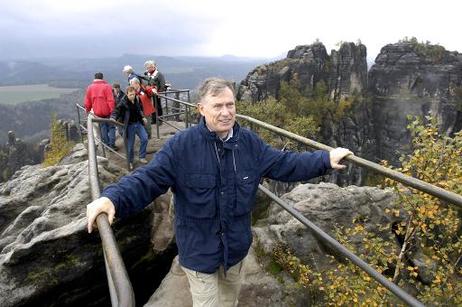 Bundespräsident Horst Köhler auf dem Wildschützensteig im Schrammsteingebiet des Nationalparks Sächsische Schweiz.