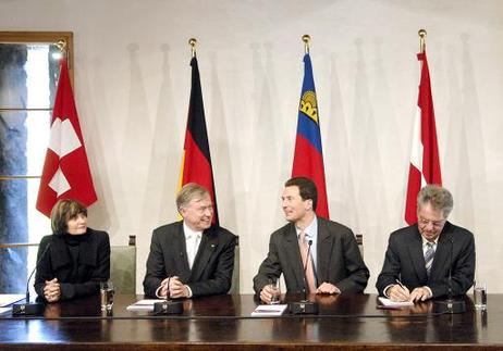 Bundespräsident Horst Köhler (2.v.l.) während einer Pressekonferenz zu den Ergebnissen des informellen Treffens der deutschsprachigen Staatsoberhäupter (l.: Micheline Calmy-Rey, Bundespräsidentin der Schweiz; v.l.: Heinz Fischer, Bundespräsident Österreic