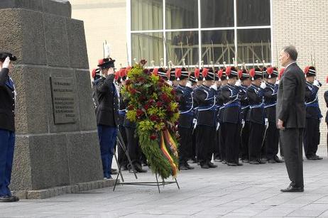 Bundespräsident Horst Köhler (r.) legt am Monument 'De verwoeste Stad' einen Kranz nieder.