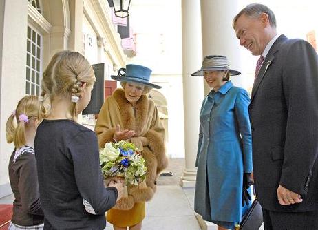 Bundespräsident Horst Köhler (r.) und seine Frau Eva Luise werden von Königin Beatrix (M.) und zwei kleinen Mädchen mit Blumen vor Schloss Noordeinde empfangen.