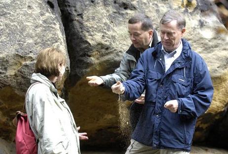Bundespräsident Horst Köhler und seine Frau Eva Luise im Gespräch mit Jürgen Stein, Leiter der Nationalparkverwaltung (M.), während einer Wanderung im Nationalpark Sächsische Schweiz.