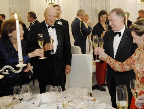 Bundespräsident Horst Köhler (2.v.r.) und seine Frau Eva Luise (l.) bei einem Toast mit König Harald V. von Norwegen und Königin Sonja während eines Staatsbanketts im Schloss Bellevue.