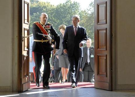 Bundespräsident Horst Köhler (r.)im Gespräch mit König Harald V. von Norwegen in der Eingangshalle von Schloss Bellevue (dahinter: Eva Luise Köhler).