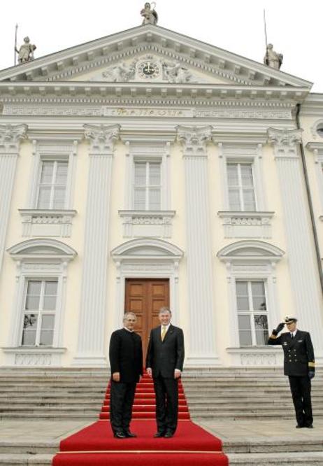 Bundespräsident Horst Köhler (r.) empfängt José Ramos-Horta, Präsident von Timor-Leste, vor dem Schloss Bellevue zu einem Gespräch.