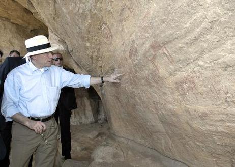 Bundespräsident Horst Köhler betrachtet 14.000 Jahre alte Felsmalereien im Tassili-Nationalpark.