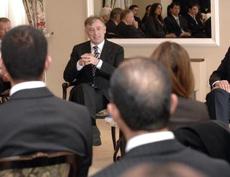 Bundespräsident Horst Köhler in einer Diskussionsrunde mit Studierenden der Mediterranean Academy of Diplomatic Studies.