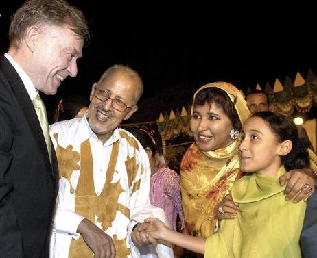 Bundespräsident Horst Köhler (l.) und Sidi Mohamed Ould Cheikh Abdallahi, Präsident Mauretaniens im Gespräch mit einer Künstlerin und deren Tochter am Rande eines Abendessens.