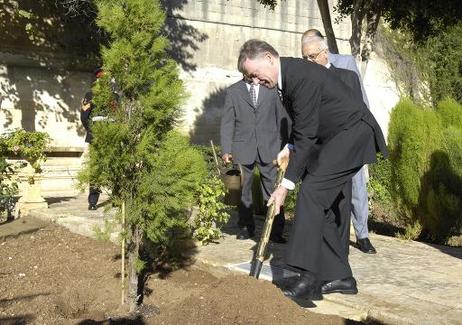 Bundespräsident Horst Köhler pflanzt einen Baum im Garten der Residenz San Anton.